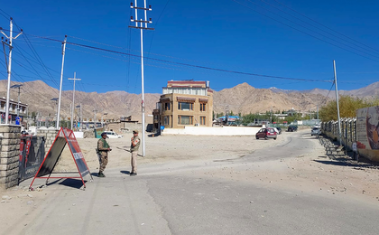 Curfew continues in Leh, Kargil; Home Ministry team meets LAD, KDA members | Curfew continues in Leh, Kargil; Home Ministry team meets LAD, KDA members