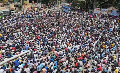 Students hold protest in Karnataka's Dharwad, demand raising age limit for police recruitment | Students hold protest in Karnataka's Dharwad, demand raising age limit for police recruitment