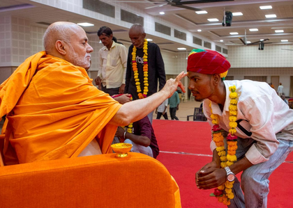 Artisans engaged in construction of Jodhpur BAPS temple honoured by Mahant Swami Maharaj | Artisans engaged in construction of Jodhpur BAPS temple honoured by Mahant Swami Maharaj