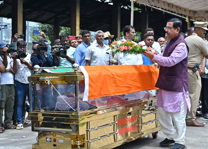 Union Minister Pralhad Joshi pays floral tribute to Kannada writer Bhyrappa in Mysuru, conveys PM Modi's condolences | Union Minister Pralhad Joshi pays floral tribute to Kannada writer Bhyrappa in Mysuru, conveys PM Modi's condolences