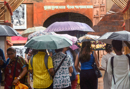Despite rain, people throng Durga Puja mandaps in Kolkata | Despite rain, people throng Durga Puja mandaps in Kolkata