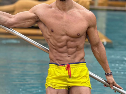 Tiger Shroff spends his day off by enjoying some relax time in the pool | Tiger Shroff spends his day off by enjoying some relax time in the pool