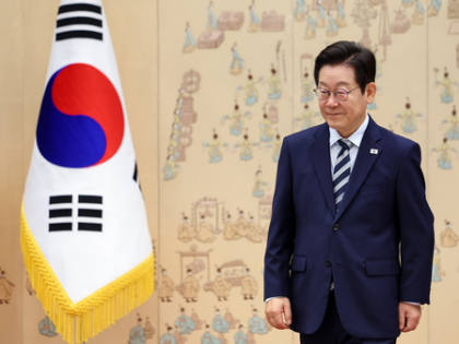 Lee receives credentials from 7 new ambassadors to South Korea | Lee receives credentials from 7 new ambassadors to South Korea