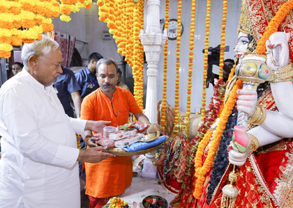 Nitish Kumar offers prayers on Mahasaptami, showcases unity | Nitish Kumar offers prayers on Mahasaptami, showcases unity