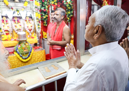 Nitish Kumar offers prayers at Patan Devi temple on Mahaashtami | Nitish Kumar offers prayers at Patan Devi temple on Mahaashtami