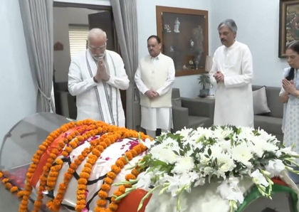 PM Modi pays last respects to veteran BJP leader Vijay Kumar Malhotra | PM Modi pays last respects to veteran BJP leader Vijay Kumar Malhotra