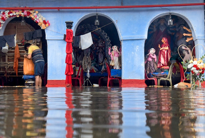 Rain plays spoilsport during Durga Puja, Kolkata drenched by thunderstorm on Ashtami | Rain plays spoilsport during Durga Puja, Kolkata drenched by thunderstorm on Ashtami