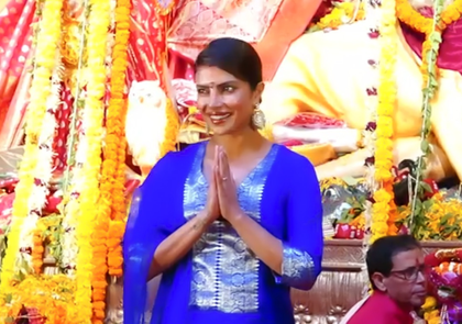 Priyanka Chopra takes Maa Durga's blessings at the North Bombay Sarbojanin Durga Puja | Priyanka Chopra takes Maa Durga's blessings at the North Bombay Sarbojanin Durga Puja
