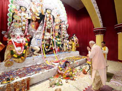 After PM Modi offers prayers at CR Park Kali Bari on Maha Ashtami, BJP leaders hails PM's 'historic visit' | After PM Modi offers prayers at CR Park Kali Bari on Maha Ashtami, BJP leaders hails PM's 'historic visit'