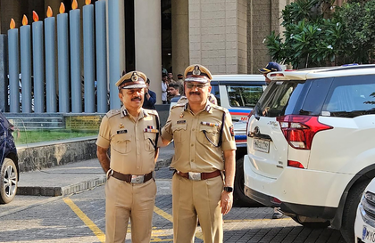 Mumbai police detains 4 people for shooting without permission | Mumbai police detains 4 people for shooting without permission Mumbai police detains 4 people for shooting without permission | Mumbai police detains 4 people for shooting without permission