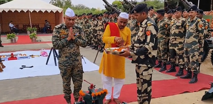 BSF performs ‘Shastra Puja’ on India-Pakistan border in Jaisalmer on Vijayadashami | BSF performs ‘Shastra Puja’ on India-Pakistan border in Jaisalmer on Vijayadashami