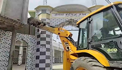Crackdown on encroachments in Sambhal; marriage hall demolished, mosque given time | Crackdown on encroachments in Sambhal; marriage hall demolished, mosque given time