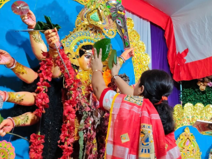 After greeting her as ‘goddess’, Bengal women bid farewell to Maa Durga as ‘daughter’ | After greeting her as ‘goddess’, Bengal women bid farewell to Maa Durga as ‘daughter’