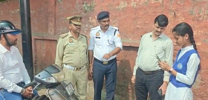 Ghaziabad school girls take charge of traffic in awareness drive under Mission Shakti Abhiyan | Ghaziabad school girls take charge of traffic in awareness drive under Mission Shakti Abhiyan