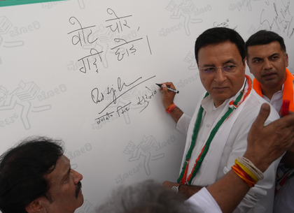 Karnataka Congress holds signature campaign in Bengaluru against voter 'fraud' | Karnataka Congress holds signature campaign in Bengaluru against voter 'fraud'