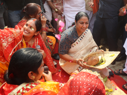 Delhi CM reviews Chhath Puja arrangements along Yamuna banks | Delhi CM reviews Chhath Puja arrangements along Yamuna banks