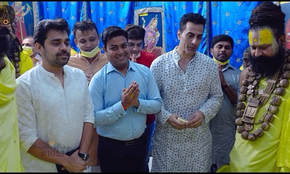 Sudhanshu Pandey takes blessings from Premanand Maharaj | Sudhanshu Pandey takes blessings from Premanand Maharaj