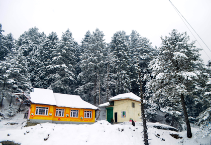 Higher reaches receive snowfall, heavy rain lashes plains in J&K | Higher reaches receive snowfall, heavy rain lashes plains in J&K