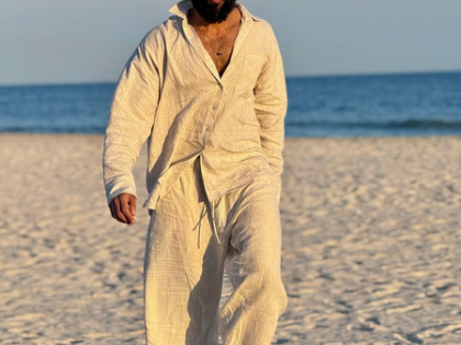 Vijay Deverakonda says 'All is well' after his car meets with an accident, admits his head hurts | Vijay Deverakonda says 'All is well' after his car meets with an accident, admits his head hurts