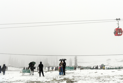 Snowfall, landslides close Srinagar-Jammu, Srinagar-Leh and Mughal Road in J&K | Snowfall, landslides close Srinagar-Jammu, Srinagar-Leh and Mughal Road in J&K Snowfall, landslides close Srinagar-Jammu, Srinagar-Leh and Mughal Road in J&K | Snowfall, landslides close Srinagar-Jammu, Srinagar-Leh and Mughal Road in J&K