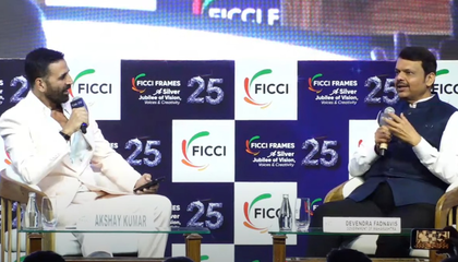 Akshay Kumar proposes change in shoe designs for Maharashtra Police to CM Fadnavis at FICCI | Akshay Kumar proposes change in shoe designs for Maharashtra Police to CM Fadnavis at FICCI