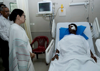 Mamata Banerjee meets injured BJP MP, ships meeting BJP MLA admitted at same hospital | Mamata Banerjee meets injured BJP MP, ships meeting BJP MLA admitted at same hospital