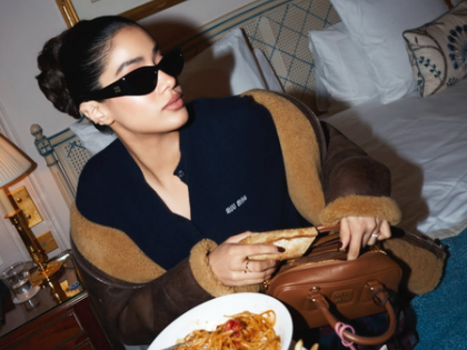 Janhvi Kapoor’s new mood: Couture and a slice of bread in the bag | Janhvi Kapoor’s new mood: Couture and a slice of bread in the bag