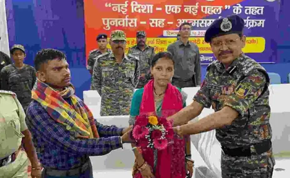 Jharkhand: Maoist couple wanted in multiple cases surrenders in Giridih | Jharkhand: Maoist couple wanted in multiple cases surrenders in Giridih