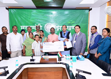 CM Hemant Soren hands over Rs 1.10 crore aid to families of martyrs of Maoist attack | CM Hemant Soren hands over Rs 1.10 crore aid to families of martyrs of Maoist attack