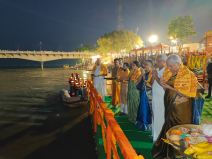 Sitharaman performs aarti of Lord Ram Lalla with family in Ayodhya | Sitharaman performs aarti of Lord Ram Lalla with family in Ayodhya Sitharaman performs aarti of Lord Ram Lalla with family in Ayodhya | Sitharaman performs aarti of Lord Ram Lalla with family in Ayodhya