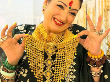 Govinda gifts wife Sunita Ahuja heavy gold necklace on Karwa Chauth, latter flaunts on social media | Govinda gifts wife Sunita Ahuja heavy gold necklace on Karwa Chauth, latter flaunts on social media Govinda gifts wife Sunita Ahuja heavy gold necklace on Karwa Chauth, latter flaunts on social media | Govinda gifts wife Sunita Ahuja heavy gold necklace on Karwa Chauth, latter flaunts on social media