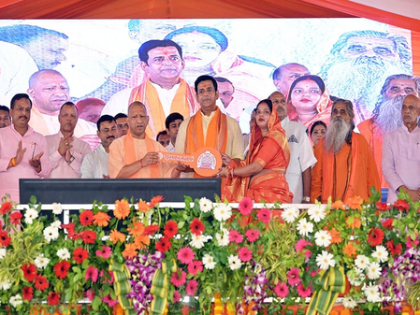 UP CM Yogi Adityanath hands over houses keys to 160 families in Gorakhpur | UP CM Yogi Adityanath hands over houses keys to 160 families in Gorakhpur UP CM Yogi Adityanath hands over houses keys to 160 families in Gorakhpur | UP CM Yogi Adityanath hands over houses keys to 160 families in Gorakhpur