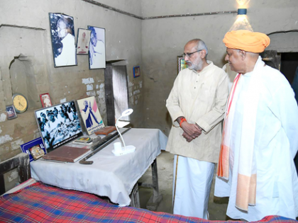 Bihar: Vice-President pays tribute to Jayaprakash Narayan in his ancestral village Sitab Diara | Bihar: Vice-President pays tribute to Jayaprakash Narayan in his ancestral village Sitab Diara