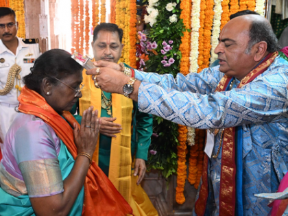 President Murmu offers prayers at Gujarat's Dwarkadhish Temple | President Murmu offers prayers at Gujarat's Dwarkadhish Temple President Murmu offers prayers at Gujarat's Dwarkadhish Temple | President Murmu offers prayers at Gujarat's Dwarkadhish Temple
