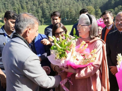 Sonia Gandhi reaches Shimla for statue unveiling of stalwart Virbhadra Singh | Sonia Gandhi reaches Shimla for statue unveiling of stalwart Virbhadra Singh