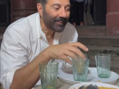 Sunny Deol advises to 'stay healthy eat healthy' while relishing a Samosa | Sunny Deol advises to 'stay healthy eat healthy' while relishing a Samosa