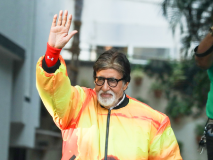 Big B is humbled after receiving the Black Lady along with wife Jaya & Abhishek | Big B is humbled after receiving the Black Lady along with wife Jaya & Abhishek Big B is humbled after receiving the Black Lady along with wife Jaya & Abhishek | Big B is humbled after receiving the Black Lady along with wife Jaya & Abhishek
