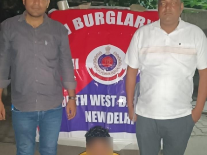 Burglar disguised as house painter arrested in Delhi; stolen item recovered | Burglar disguised as house painter arrested in Delhi; stolen item recovered Burglar disguised as house painter arrested in Delhi; stolen item recovered | Burglar disguised as house painter arrested in Delhi; stolen item recovered