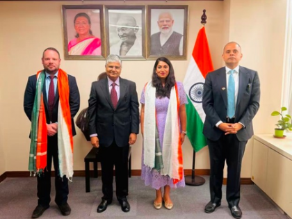 Indian envoy felicitates educator as Hindi teaching takes root in China's Shanghai | Indian envoy felicitates educator as Hindi teaching takes root in China's Shanghai Indian envoy felicitates educator as Hindi teaching takes root in China's Shanghai | Indian envoy felicitates educator as Hindi teaching takes root in China's Shanghai