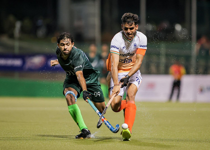 After Asia Cup tensions, India and Pakistan hockey players exchange high-fives | After Asia Cup tensions, India and Pakistan hockey players exchange high-fives After Asia Cup tensions, India and Pakistan hockey players exchange high-fives | After Asia Cup tensions, India and Pakistan hockey players exchange high-fives