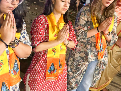 Shweta Tripathi performs aarti at the Ganga Ghat in Benaras | Shweta Tripathi performs aarti at the Ganga Ghat in Benaras Shweta Tripathi performs aarti at the Ganga Ghat in Benaras | Shweta Tripathi performs aarti at the Ganga Ghat in Benaras