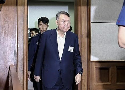 South Korea: Ex-President Yoon voluntarily appears for questioning before warrant execution | South Korea: Ex-President Yoon voluntarily appears for questioning before warrant execution South Korea: Ex-President Yoon voluntarily appears for questioning before warrant execution | South Korea: Ex-President Yoon voluntarily appears for questioning before warrant execution