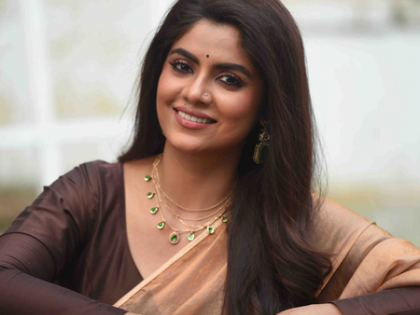 Sayantani Ghosh shoots for 'Jagadhatri' despite a fractured foot: 'The show must go on' | Sayantani Ghosh shoots for 'Jagadhatri' despite a fractured foot: 'The show must go on' Sayantani Ghosh shoots for 'Jagadhatri' despite a fractured foot: 'The show must go on' | Sayantani Ghosh shoots for 'Jagadhatri' despite a fractured foot: 'The show must go on'