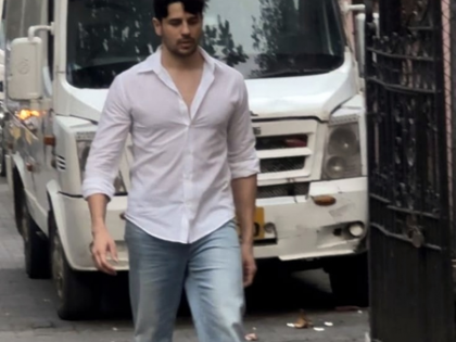 Sidharth Malhotra attends late actor Pankaj Dheer's funeral | Sidharth Malhotra attends late actor Pankaj Dheer's funeral