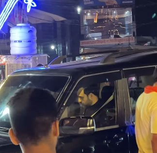 Pankaj Tripathi shoots in Varanasi for Mirzapur amidst excited fans | Pankaj Tripathi shoots in Varanasi for Mirzapur amidst excited fans Pankaj Tripathi shoots in Varanasi for Mirzapur amidst excited fans | Pankaj Tripathi shoots in Varanasi for Mirzapur amidst excited fans
