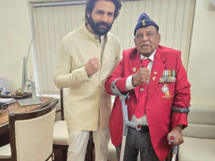 Real 'Chandu Champion' Murli Kant Petkar showers love on Kartik Aaryan for Filmfare win | Real 'Chandu Champion' Murli Kant Petkar showers love on Kartik Aaryan for Filmfare win Real 'Chandu Champion' Murli Kant Petkar showers love on Kartik Aaryan for Filmfare win | Real 'Chandu Champion' Murli Kant Petkar showers love on Kartik Aaryan for Filmfare win