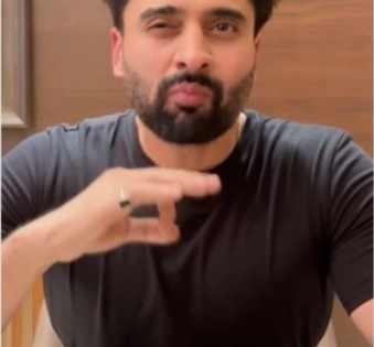 Jackky Bhagnani shows his culinary skills by cooking dosa on World Food Day | Jackky Bhagnani shows his culinary skills by cooking dosa on World Food Day Jackky Bhagnani shows his culinary skills by cooking dosa on World Food Day | Jackky Bhagnani shows his culinary skills by cooking dosa on World Food Day