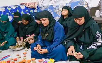 Ganga-Jamuni Tehzeeb: Muslim women craft cow dung lamps for Dev Deepawali in Varanasi | Ganga-Jamuni Tehzeeb: Muslim women craft cow dung lamps for Dev Deepawali in Varanasi