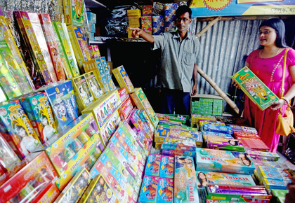 Sale, bursting of green crackers allowed only between Oct 18-20: Delhi Police | Sale, bursting of green crackers allowed only between Oct 18-20: Delhi Police