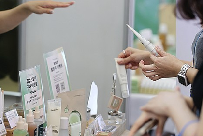 Exports of cosmetics products hit a fresh high through Sept in S. Korea | Exports of cosmetics products hit a fresh high through Sept in S. Korea Exports of cosmetics products hit a fresh high through Sept in S. Korea | Exports of cosmetics products hit a fresh high through Sept in S. Korea
